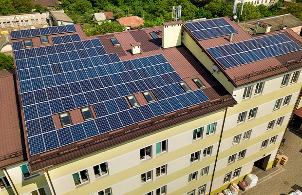 immeuble-panneaux-solaire-precarite-energetique
